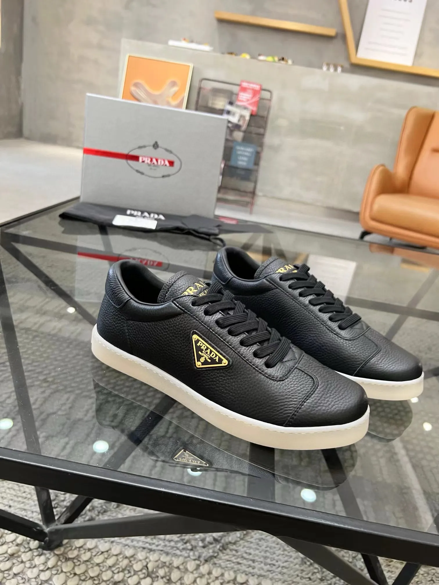 Factory price: 400💰Prada new men's leather sports shoes, the highest version on the market, any comparison is welcome🆚! The original leather has excellent texture and is super high-end! Fetal sheep net lining imported from Italy, removable pad! Luxurious materials and fine workmanship, highly recommended! Code number: 38-44, customized 45